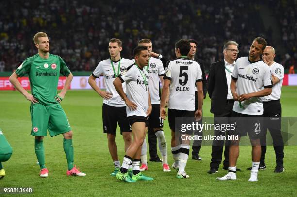 Fussball GER, DFB Pokal, Finale, Eintracht Frankfurt - Borussia Dortmund 1-2, Enttaeuschte Frankfurter Spieler nach dem Spiel, links Torwart Lukas...