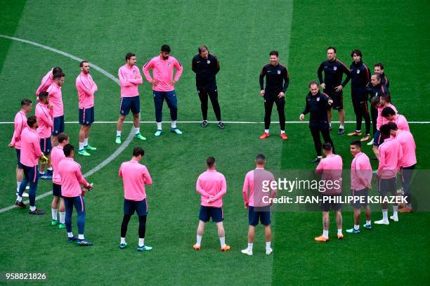 Atletico Madrid's Argentinian coach Diego Simeone gathers with his players during a training session at the Parc OL stadium in Decines-Charpieu on...
