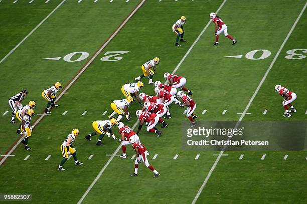 Quarterback Kurt Warner of the Arizona Cardinals prepares to snap the ball during the 2010 NFC wild-card playoff game against the Green Bay Packers...