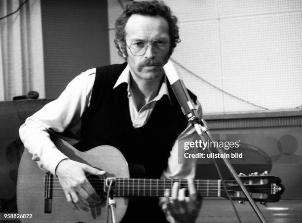 Germany, Dortmund: The songwriter Ekkes Frank, songs to touch, during a photoshooting on March 13, 1979 in the city of Dortmund.