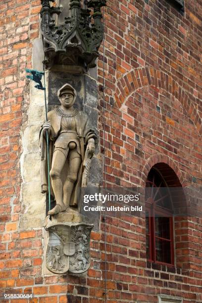 Figur des Hl. Mauritus, Schutzpatron des Erzbistums Magdeburg an der nordöstlichen Ecke des Rathauses.