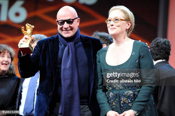 Regisseur Gianfranco Rosi mit dem Goldenen Bären für den Besten Film FIRE AT SEA und Jury-Präsidentin Meryl Streep anlässlich der Preisverleihung der...