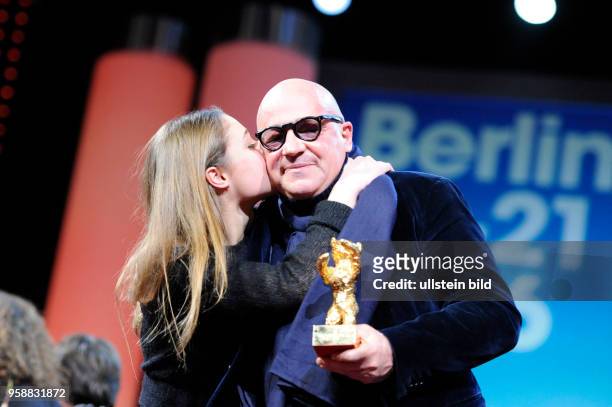 Regisseur Gianfranco Rosi mit dem Goldenen Bären für den Besten Film FIRE AT SEA und Tocher Emma anlässlich der Preisverleihung der 66....