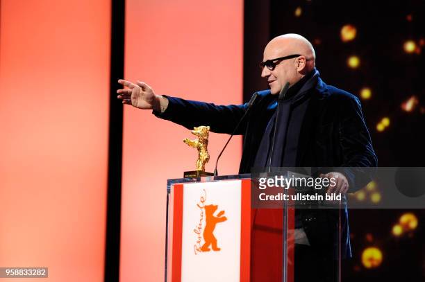 Regisseur Gianfranco Rosi mit dem Goldenen Bären für den Besten Film FIRE AT SEA anlässlich der Preisverleihung der 66. Internationalen...
