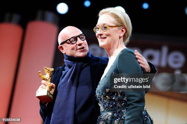 Regisseur Gianfranco Rosi mit dem Goldenen Bären für den Besten Film FIRE AT SEA und Jury-Präsidentin Meryl Streep anlässlich der Preisverleihung der...