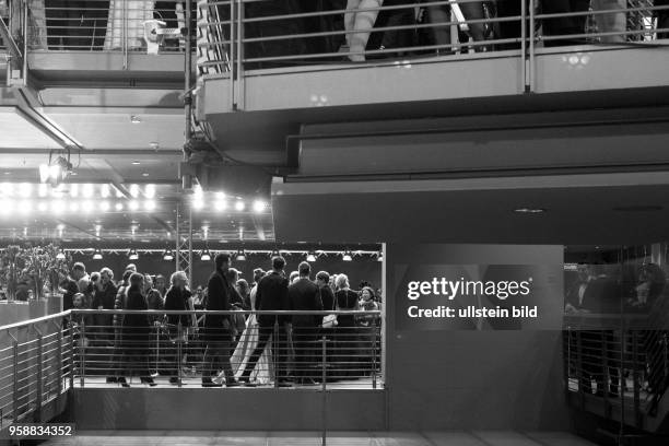 Premierengäste auf dem Roten Teppich anlässlich der Eröffnung der 67. Berlinale im Berlinale-Palast am Potsdamer Platz in Berlin