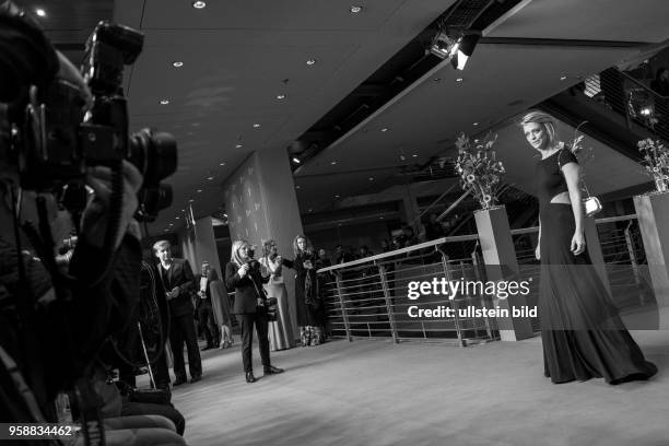 Schauspielerin Heike Makatsch und Pressefotografen anlässlich der Eröffnung der 67. Berlinale mit dem Film DJANGO