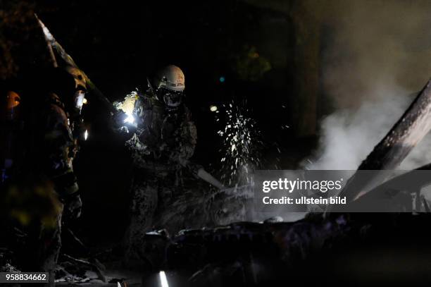 Feuerwehr beim Ablöschen brennender Fahrzeuge in der Walpurgisnacht in der Swinemünder Strasse in Berlin-Wedding