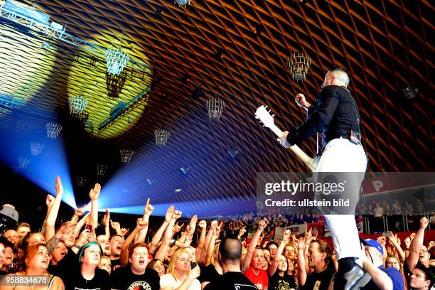 Sänger Sammy Amara bei einem Konzert in der Halle Münsterland in Münster