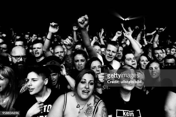 Jubende Fans beim Konzert der Broilers in der Halle Münsterland in Münster