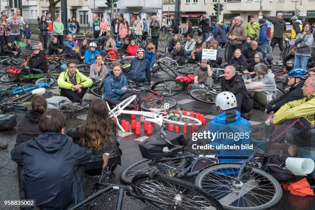 Radfahrer bei einer Mahnwache nach einem tödlichen Abbiege-Unfall auf der viel befahrenen Kreuzung Greifswalder Strasse / Danziger Strasse in Berlin...