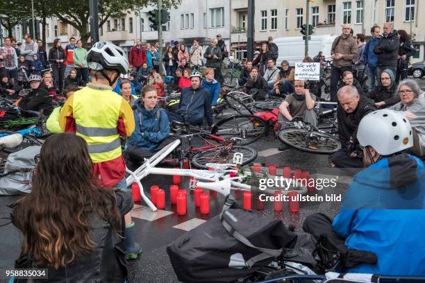 Radfahrer bei einer Mahnwache nach einem tödlichen Abbiege-Unfall auf der viel befahrenen Kreuzung Greifswalder Strasse / Danziger Strasse in Berlin...