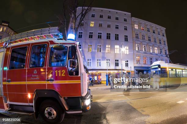 Polizei und Feuerwehr im Einsatz bei einem Verkehrsunfall mit Strassenbahnbeteiligung auf der Pappelallee in Berlin-Prenzlauer Berg