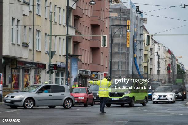 Polizeibeamte regelt den Verkher auf der Kreuzung Greifswalder Strassee / Danziger Strasse in Berlin-Prenzlauer Berg