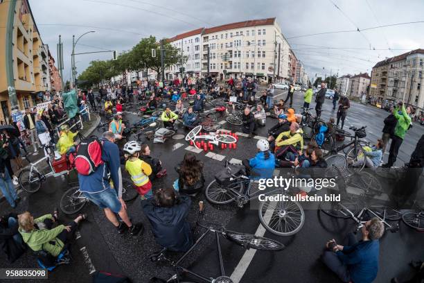 Radfahrer bei einer Mahnwache nach einem tödlichen Abbiege-Unfall auf der viel befahrenen Kreuzung Greifswalder Strasse / Danziger Strasse in Berlin...