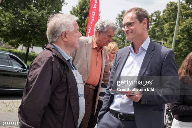 Berlins Regierender Bürgermeister Michael Müller im Bürgergespräch beim Straßenwahlkampf zur bevorstehenden Bundestagswahlam U-Bhf. Osloer Strasse in...