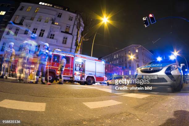 Polizei und Feuerwehr im Einsatz bei einem Verkehrsunfall mit Strassenbahnbeteiligung auf der Pappelallee in Berlin-Prenzlauer Berg