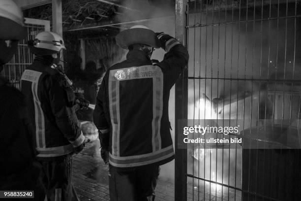 Feuerwehr beim Löschen eines brennenden Mülllkontainers in Berlin