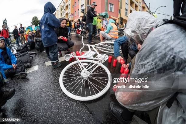 Radfahrer bei einer Mahnwache nach einem tödlichen Abbiege-Unfall auf der viel befahrenen Kreuzung Greifswalder Strasse / Danziger Strasse in Berlin...