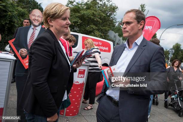 Eva Högl und Berlins Regierender Bürgermeister Michael Müller beim Straßenwahlkampf zur bevorstehenden Bundestagswahlam U-Bhf. Osloer Strasse in...