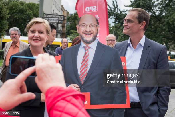 Eva Högl und Berlins Regierender Bürgermeister Michael Müller mit der Pappfigur des SPD-Spitzenkandidaten Martin Schulz beim Straßenwahlkampf zur...