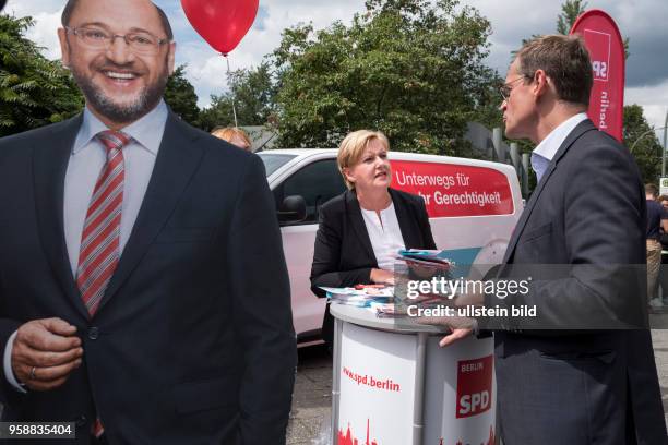 Eva Högl und Berlins Regierender Bürgermeister Michael Müller mit der Pappfigur des SPD-Spitzenkandidaten Martin Schulz beim Straßenwahlkampf zur...