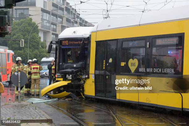 Feuerwehr und Rettungskräfte im einsatz nach der Kollision zweier Strassenbahnen an der Kreuzung Danziger Strasse / Prenzlauer Allee in...