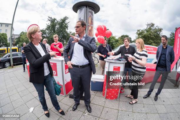 Eva Högl und Berlins Regierender Bürgermeister Michael Müller beim Straßenwahlkampf zur bevorstehenden Bundestagswahlam U-Bhf. Osloer Strasse in...