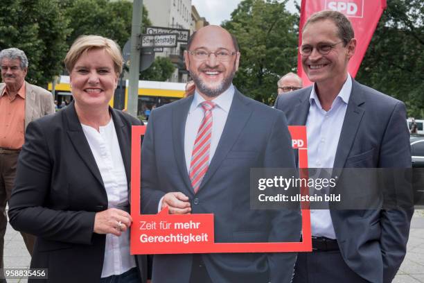 Eva Högl und Berlins Regierender Bürgermeister Michael Müller mit der Pappfigur des SPD-Spitzenkandidaten Martin Schulz beim Straßenwahlkampf zur...