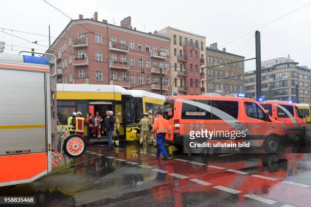 Feuerwehr und Rettungskräfte im einsatz nach der Kollision zweier Strassenbahnen an der Kreuzung Danziger Strasse / Prenzlauer Allee in...