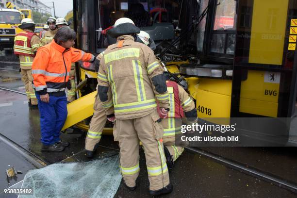 Feuerwehr und Rettungskräfte im einsatz nach der Kollision zweier Strassenbahnen an der Kreuzung Danziger Strasse / Prenzlauer Allee in...