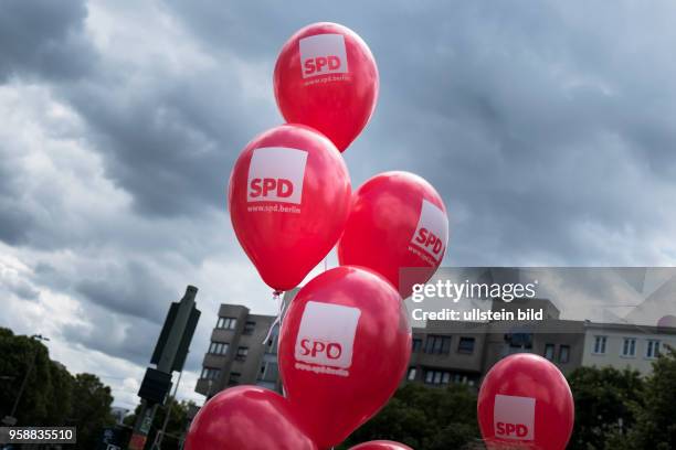 Luftballons mit SPD-Aufdruck vor dunklen Wolken beim Straßenwahlkampf zur bevorstehenden Bundestagswahlam U-Bhf. Osloer Strasse in Berlin-Wedding