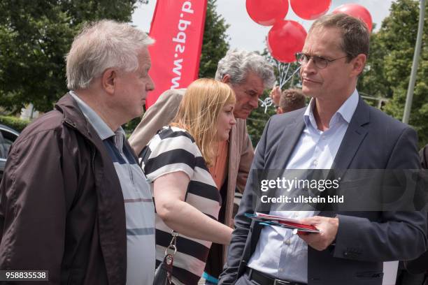 Berlins Regierender Bürgermeister Michael Müller im Bürgergespräch beim Straßenwahlkampf zur bevorstehenden Bundestagswahlam U-Bhf. Osloer Strasse in...