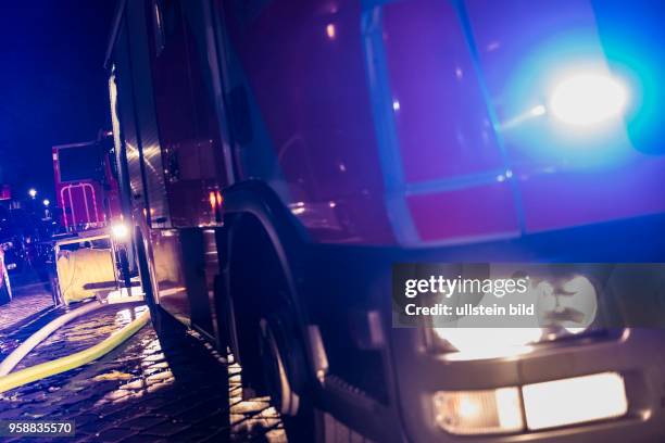 Berliner Feuerwehr im Einsatz bei einem Wohnungsbrand in Berlin-Wedding