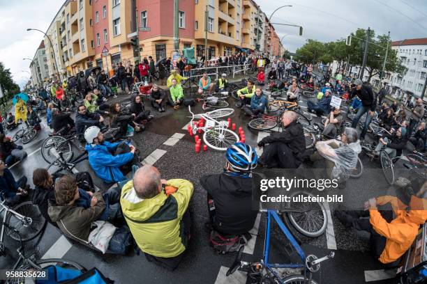 Radfahrer bei einer Mahnwache nach einem tödlichen Abbiege-Unfall auf der viel befahrenen Kreuzung Greifswalder Strasse / Danziger Strasse in Berlin...