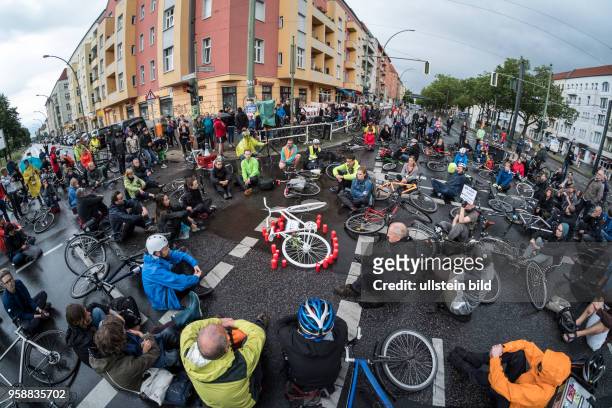 Radfahrer bei einer Mahnwache nach einem tödlichen Abbiege-Unfall auf der viel befahrenen Kreuzung Greifswalder Strasse / Danziger Strasse in Berlin...