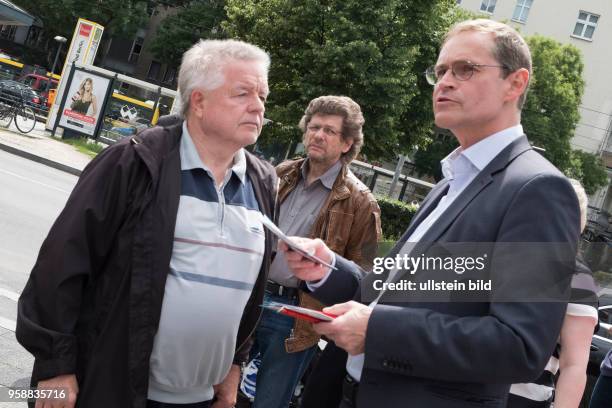 Berlins Regierender Bürgermeister Michael Müller im Bürgergespräch beim Straßenwahlkampf zur bevorstehenden Bundestagswahlam U-Bhf. Osloer Strasse in...