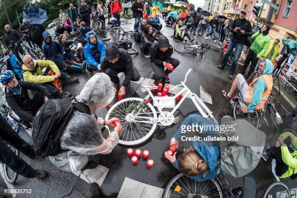 Radfahrer bei einer Mahnwache nach einem tödlichen Abbiege-Unfall auf der viel befahrenen Kreuzung Greifswalder Strasse / Danziger Strasse in Berlin...