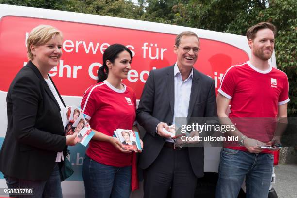 Eva Högl und Berlins Regierender Bürgermeister Michael Müller mit Wahlhelfern beim Straßenwahlkampf zur bevorstehenden Bundestagswahlam U-Bhf. Osloer...