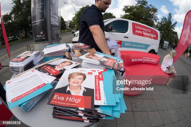 Flyer zeigen Kandidatin Eva Högl beim Straßenwahlkampf zur bevorstehenden Bundestagswahlam U-Bhf. Osloer Strasse in Berlin-Wedding