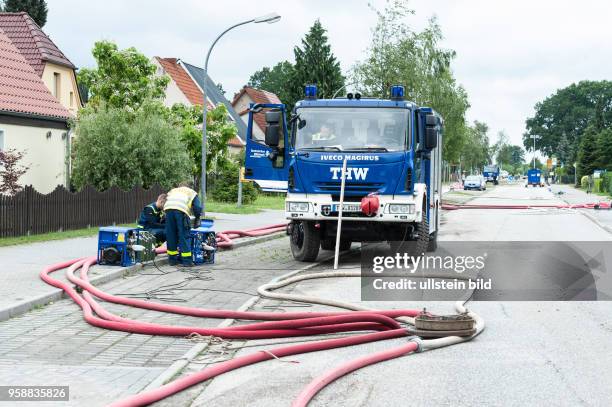 Feuerwehr und Technisches Hilfswerk versuchen nach dem Starkregen in der Gemeinde Leegebruch Strassen und Kelleer abzupumpen