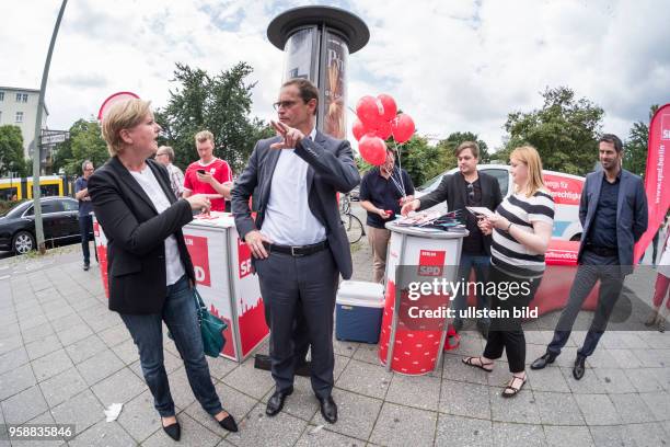 Eva Högl und Berlins Regierender Bürgermeister Michael Müller beim Straßenwahlkampf zur bevorstehenden Bundestagswahlam U-Bhf. Osloer Strasse in...