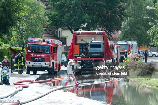 Feuerwehr und Technisches Hilfswerk versuchen nach dem Starkregen in der Gemeinde Leegebruch Strassen und Kelleer abzupumpen