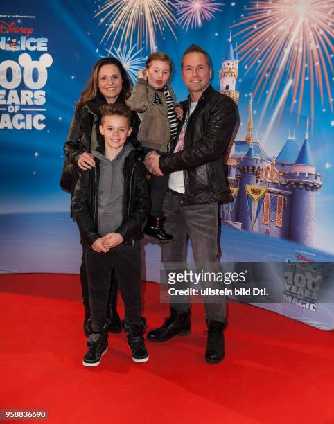 Sänger Mitch Keller und Ehefrau Alexander und Kindern Haley und Caysey auf der Premiere von "Disney on Ice" am im Velodrom in Berlin