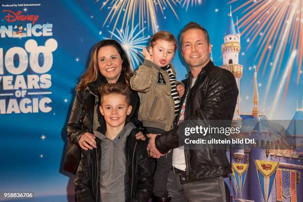 Sänger Mitch Keller und Ehefrau Alexander und Kindern Haley und Caysey auf der Premiere von "Disney on Ice" am im Velodrom in Berlin