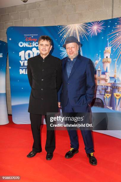 Peter Krause und Musiker Udo Schöbel auf der Premiere von "Disney on Ice" am im Velodrom in Berlin