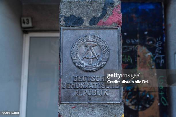 Grenzpfosten mit DDR Wappen am Checkpoint Charlie in der Friedrichstraße in Berlin