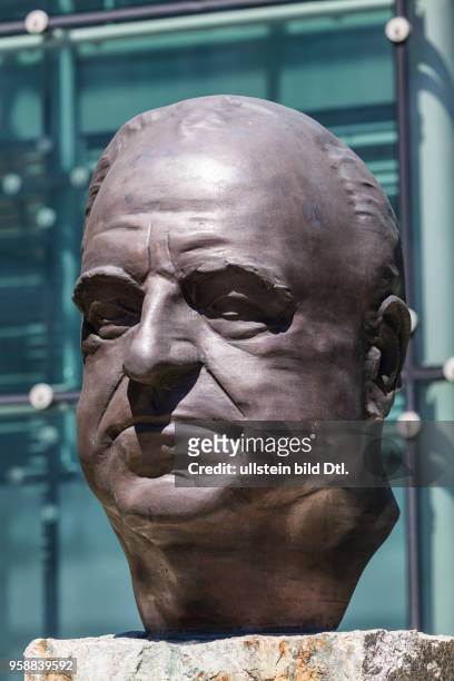 Helmut Kohl Statue vor dem Axel Springer Haus in Berlin