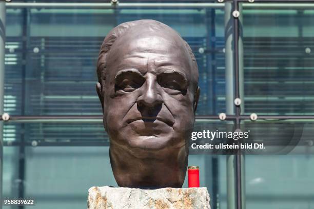 Helmut Kohle Statue mit Blume und Kerze zum Gedenken vor dem Axel Springer Haus in Berlin