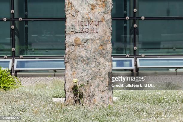 Helmut Kohle Statue mit Blume und Kerze zum Gedenken vor dem Axel Springer Haus in Berlin